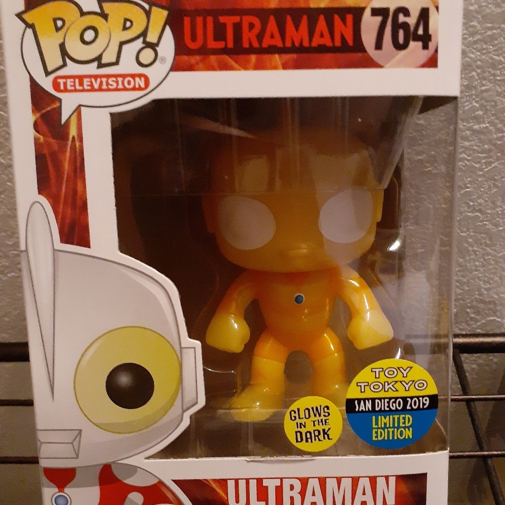 FUNKO POP ULTRAMAN SDCC 2019 glows in the dark ltd